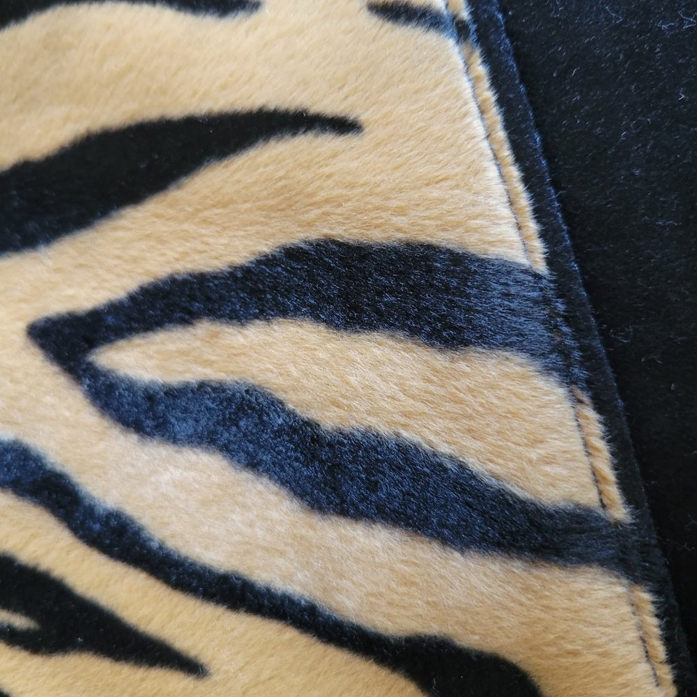 NWT Tiger Print Velvety Throw Blanket With Realistic "Fur" Pattern - Picture 5 of 7